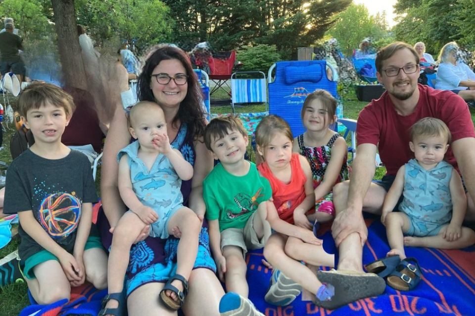 Na foto, um homem, uma mulher e seis crianças no parque - Metrópoles