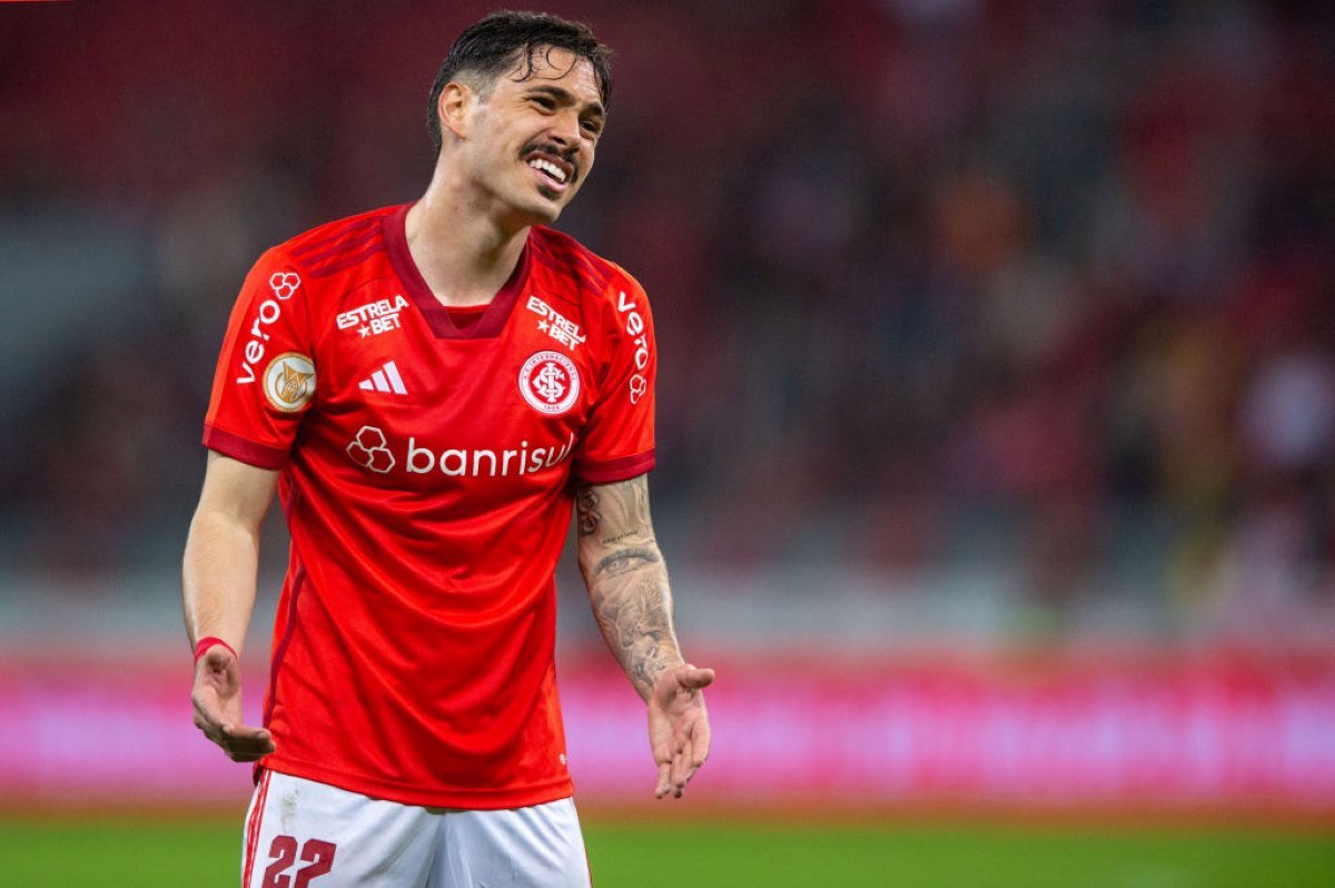 Coach Paulo Autori of Brazil's Athletico Paranaense scratches his head  during a Copa Libertadores round of sixteen second leg soccer match against  Argentina's River Plate at the Libertadores de America stadium in