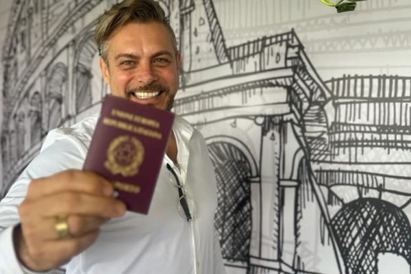 Luigi Baricelli mostra passaporte europeu - Metrópoles