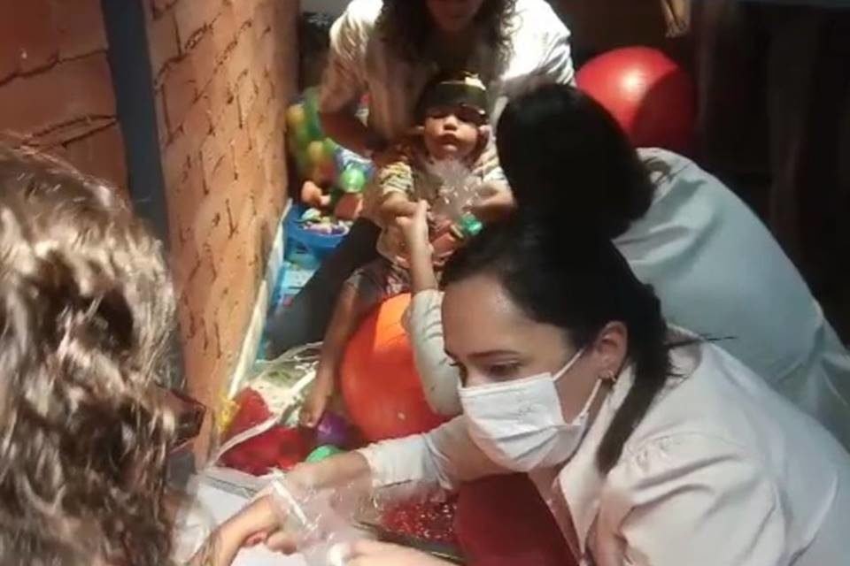 menino e médicas - Metrópoles