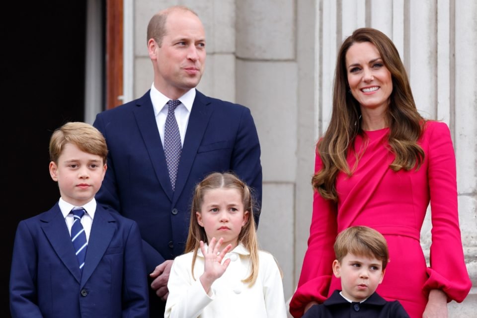 Princesa Charlotte e príncipe George estampam cartão de Natal