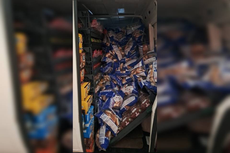 Dupla furta pães em fábrica no DF