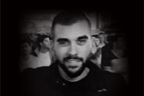 Imagem em preto e branco de torcedor do AEK morto - Metrópoles