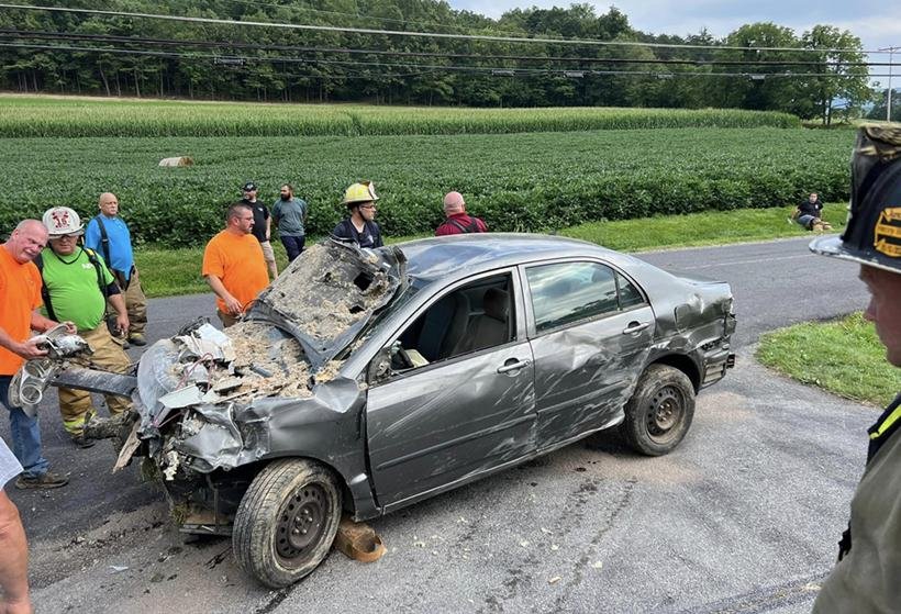 Imagem colorida de carro que colidiu no segundo andar de uma casa nos EUA - Metrópoles