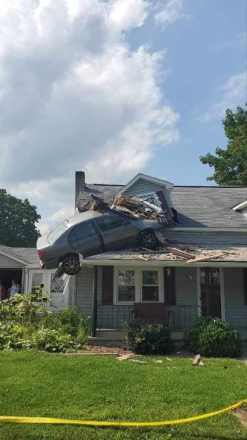 Imagem colorida de carro que colidiu no segundo andar de uma casa nos EUA - Metrópoles