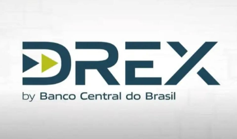 Imagem colorida do logotipo do Drex, a moeda digital do Brasil, lançada pelo Banco Central. Letras na cor azul com detalhe em verde e fundo branco - Metrópoles