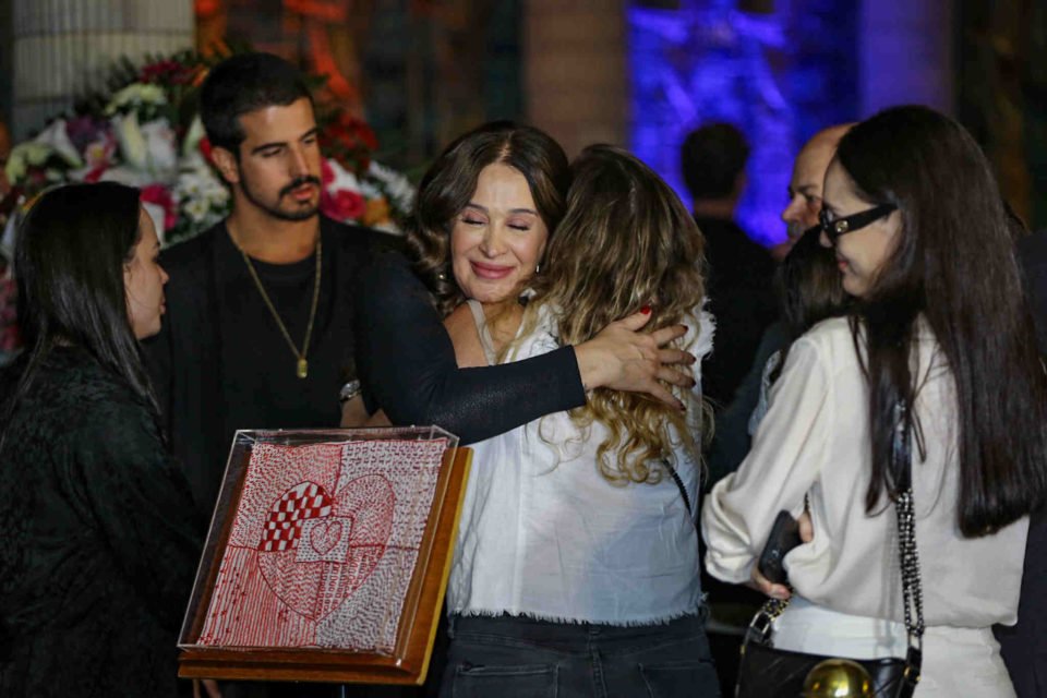 Foto colorida de Claudia Raia de preto no velório de Aracy Balabanian - Metrópoles