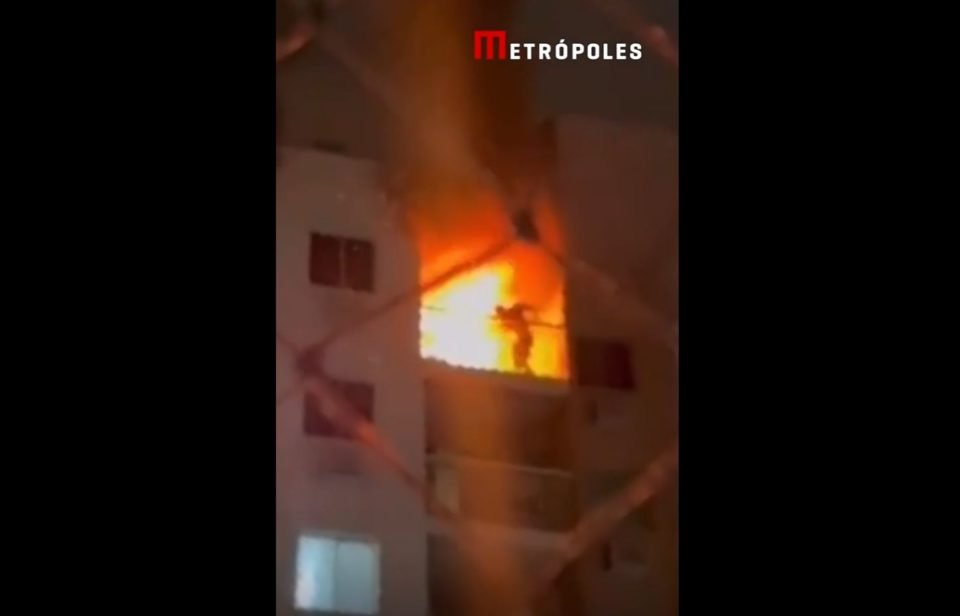 Imagem colorida de reprodução de vídeo mostra personal tentando fugir de incêndio