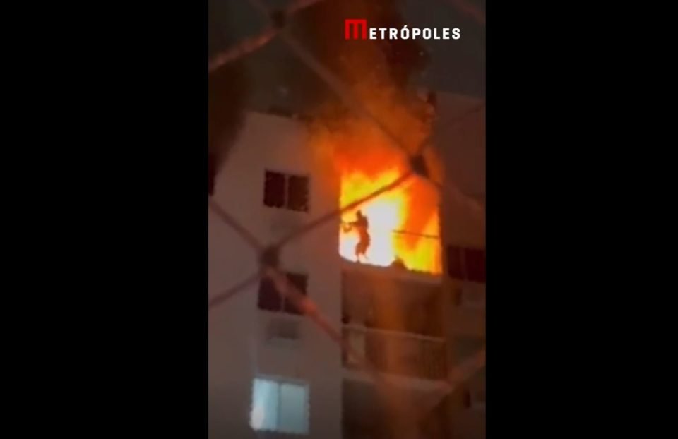 Reprodução de vídeo colorida mostra personal tentando fugir das chamas