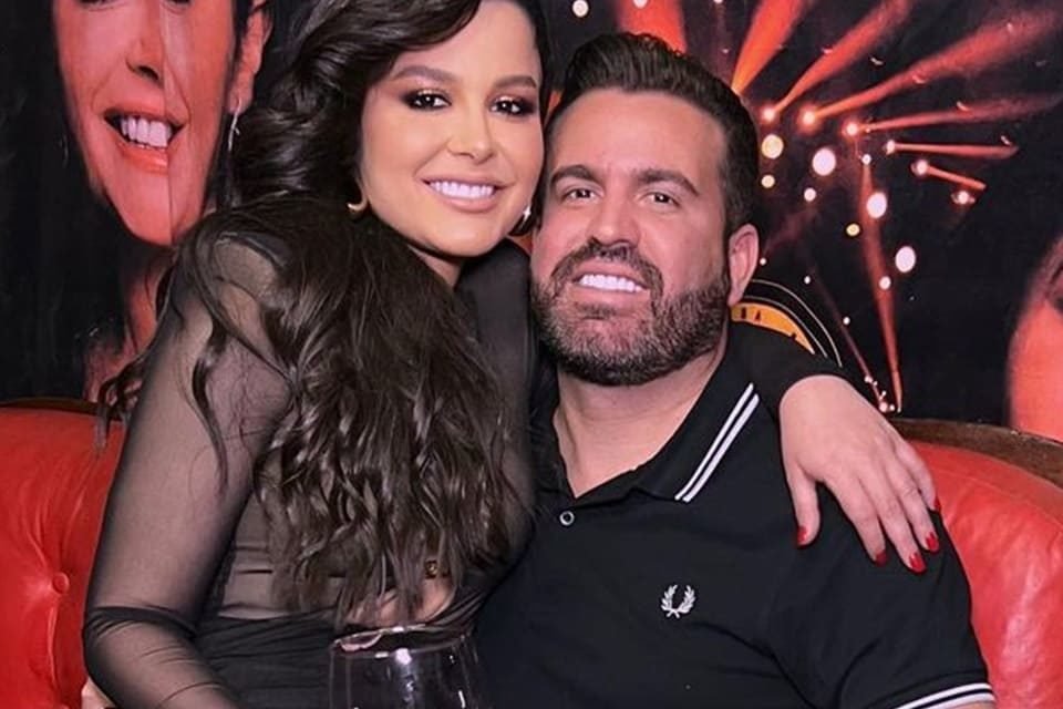 Maraisa e o namorado, Fernando Mocó posam juntos nos bastidores de um dos show da dupla - Metrópoles