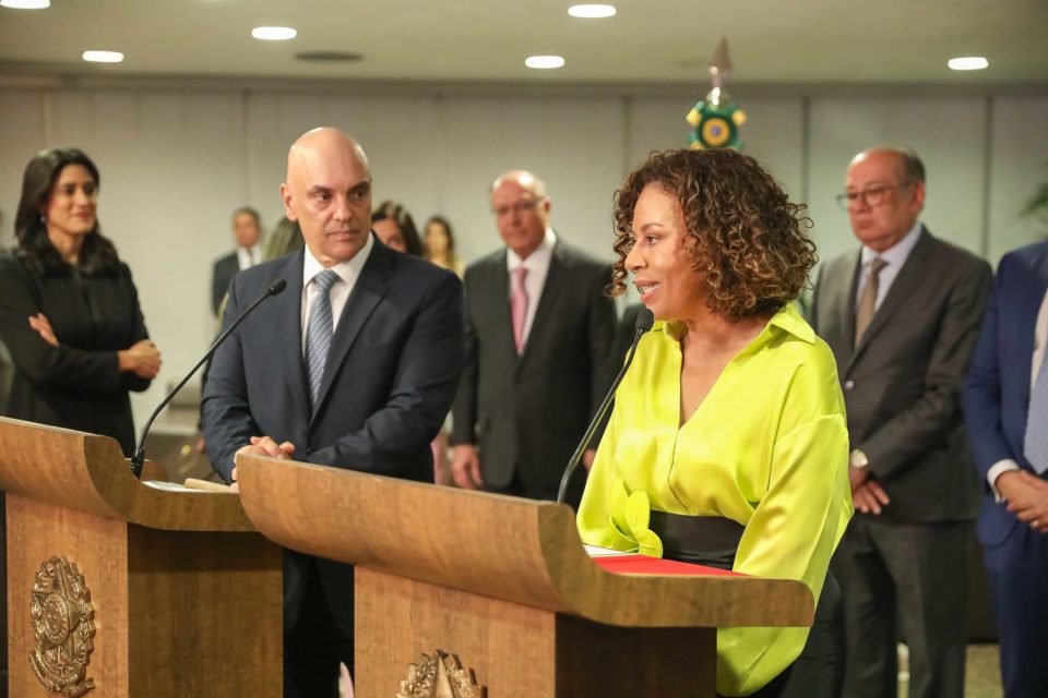 Imagem colorida de Edilene Lobo durante cerimônia de posse no TSE - Metrópoles