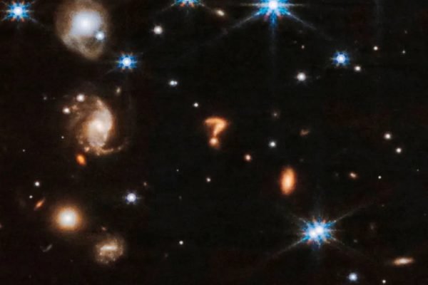 Imagem colorida do espaço com sinal de interrogação encontrado pela Nasa - Metrópoles