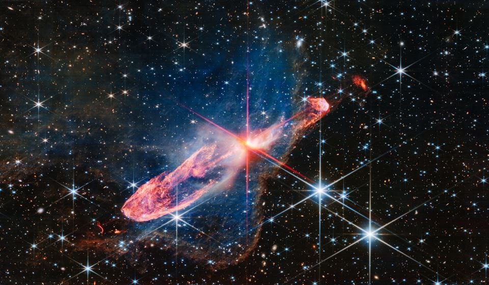 Imagem colorida do par de estrelas encontrado pela Nasa - Metrópoles