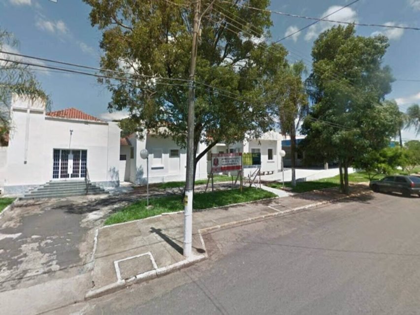 Foto colorida mostra fachada de Santa Casa de Paraguaçu Paulista.