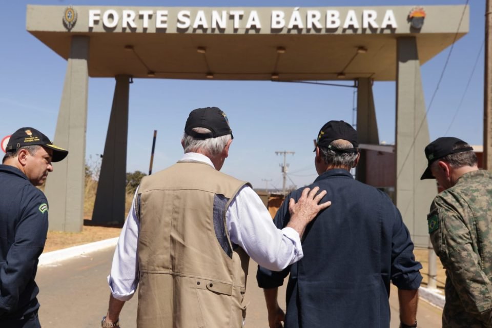 Ministro da defesaJosé Múcio ao lado do comandante da Marinha Marcos Sampaio Olsen em frente ao Forte Santa Bárbara - metrópoles