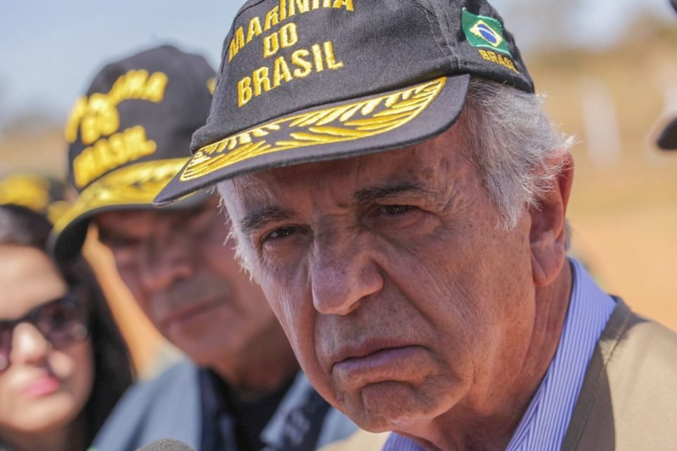 Ministro da defesaJosé Múcio ao lado do comandante da Marinha Marcos Sampaio Olsen em frente ao Forte Santa Bárbara - metrópoles