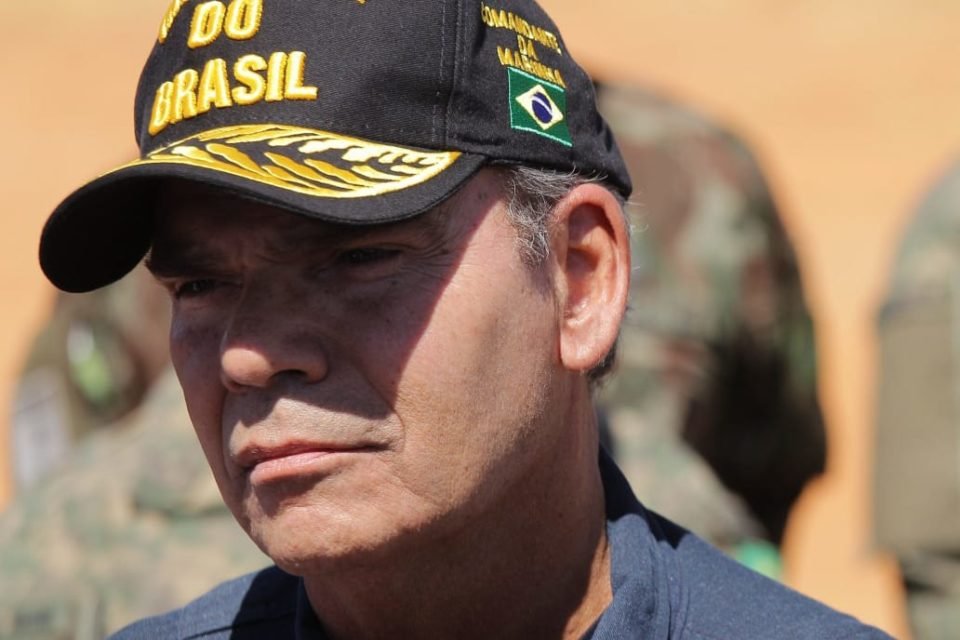 Comandante da Marinha Marcos Sampaio Olsen durante entrevista - metrópoles
