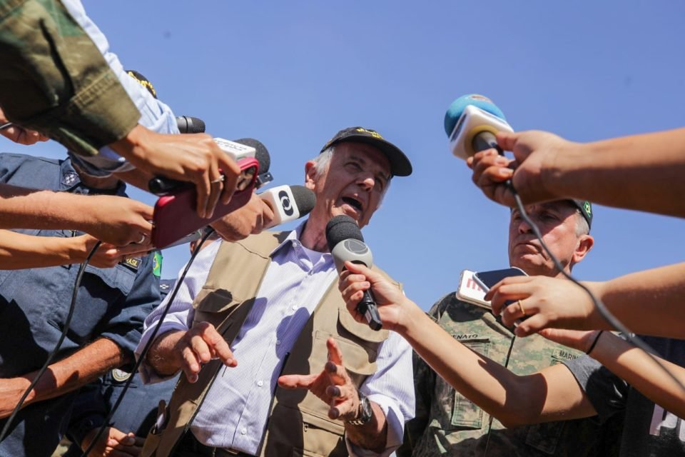 Ministro da defesa José Múcio concede entrevista à imprensa a respeito da operação em que um helicóptero UH-15 Super Cougar caiu deixando dois militares mortos no Forte Santa Bárbara em Formosa - metrópoles