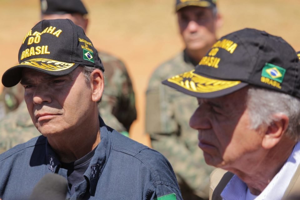 Comandante da Marinha Marcos Sampaio Olsen ao lado do