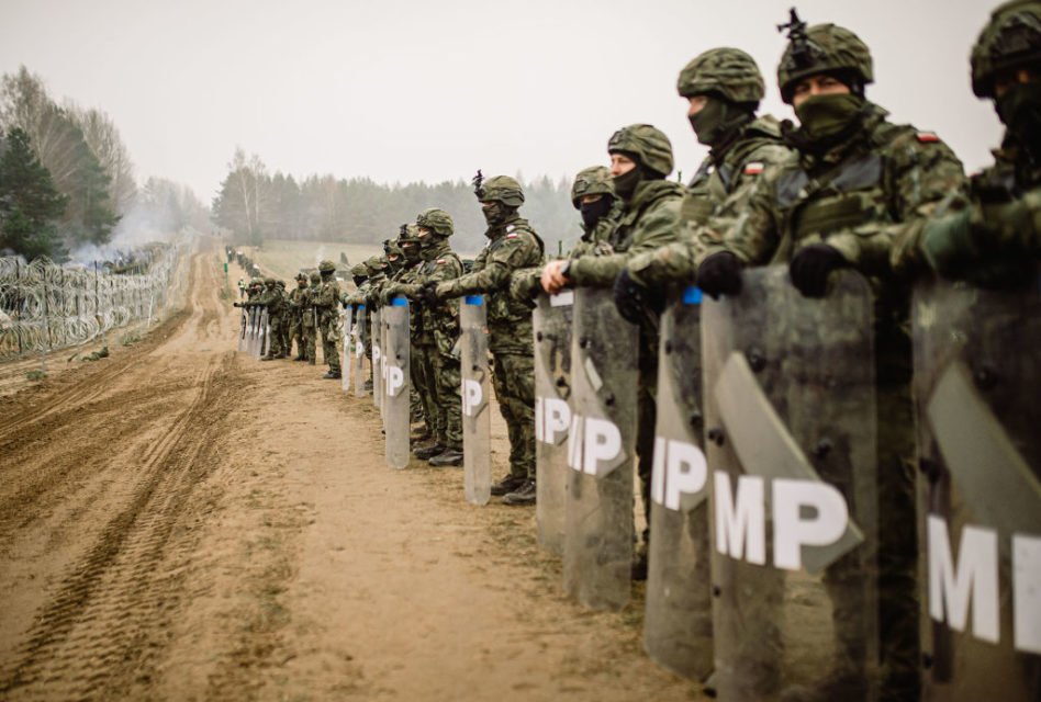 Foto colorida mostra soldados da Polônia fazendo a segurança da fronteira com Belarus - Metrópoles