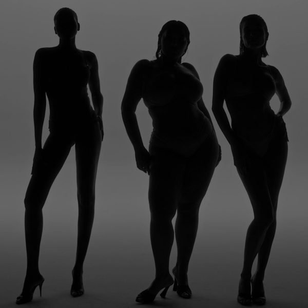 Na imagem com cor, a imagem de divulgação da nova campanha da Victoria's Secret - Metrópoles