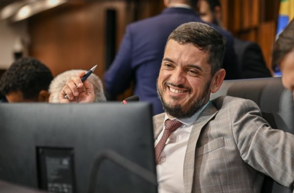 Em foto colorida, o deputado Rodrigo Bacellar, presidente da Assembleia Legislativa do Rio de Janeiro