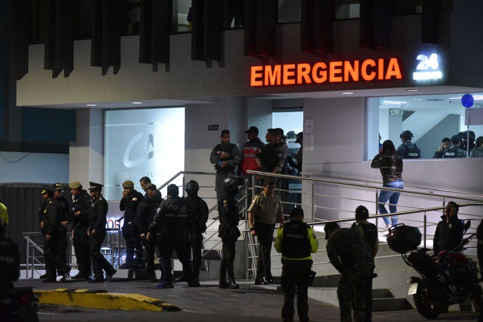 Imagem colorida mostra hospital onde o candidato à Presidência do Equador Fernando Villavicencio chegou a ser atendido após atentado - Metrópoles