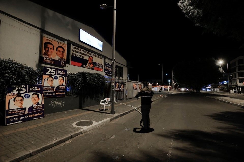 Imagem colorida mostra Local onde o candidato Fernando Villavicencio foi vítima de atentado - Metrópoles