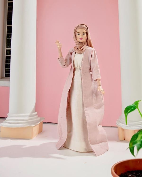 Barbie de hijab: Mulher que cria roupas muçulmanas para a boneca volta de  hiato