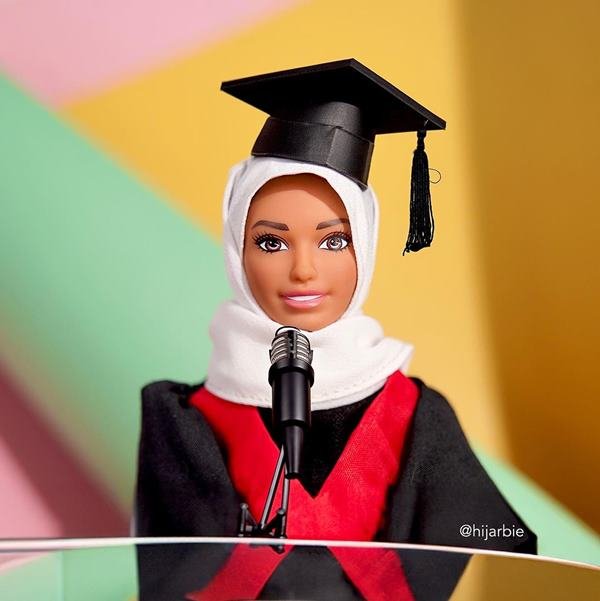 Artista nigeriana cria roupas muçulmanas para bonecas Barbie
