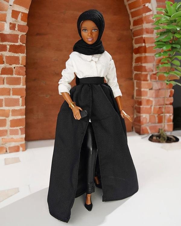 Artista nigeriana cria roupas muçulmanas para bonecas Barbie