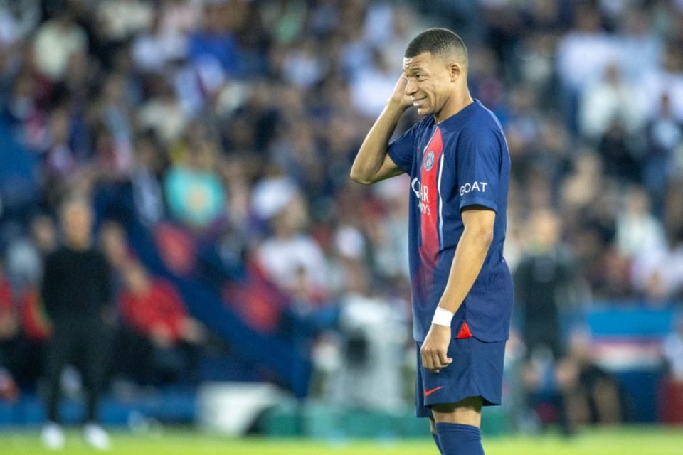 Kylian Mbappe aparece frustrado durante partida pelo Campeonato Francês entre PSG e Clermont