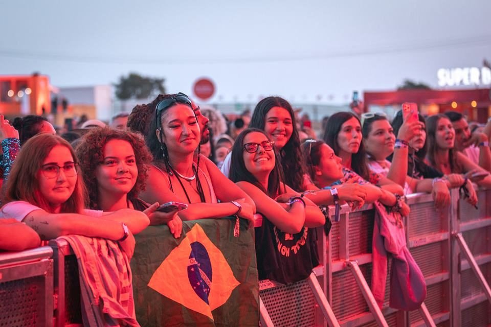 Foto colorida do público presente no show de Giulia Be em Portugal - Metrópoles