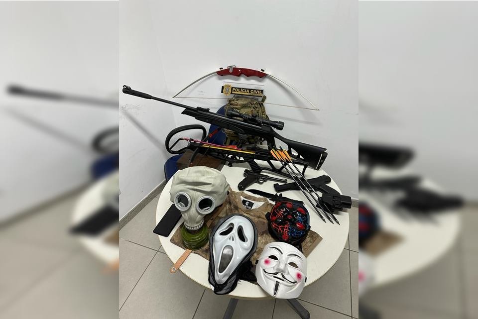 mascaras, facas e armas em mesa