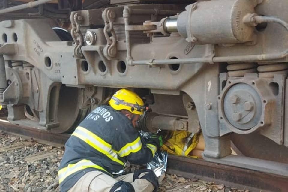 Homem morre atropelado por trem em ferrovia, Goiás