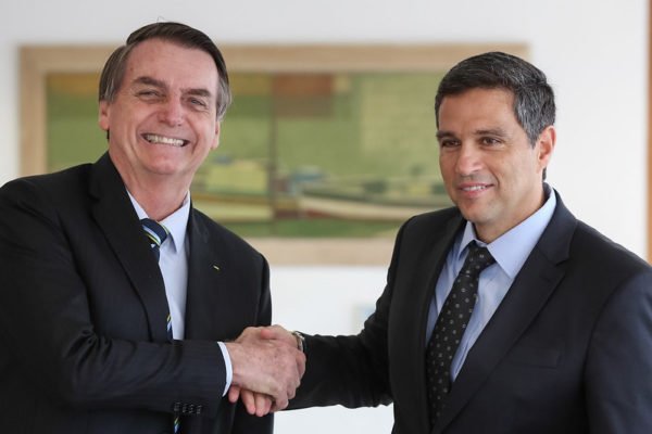 Jair Bolsonaro, então presidente da República, aperta a mão de Roberto Campos Neto, presidente do Banco Central, no dia 28 de fevereiro de 2019