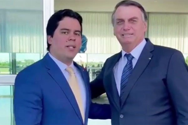 André Fufuca com Jair Bolsonaro, em imagem colorida