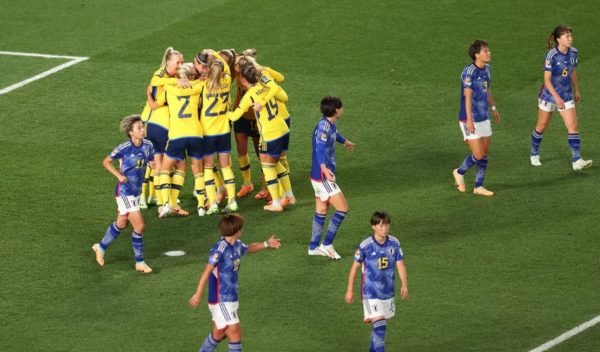 Imagem colorida de jogadoras do Japão e da Suécia na Copa do Mundo de Futebol Feminino