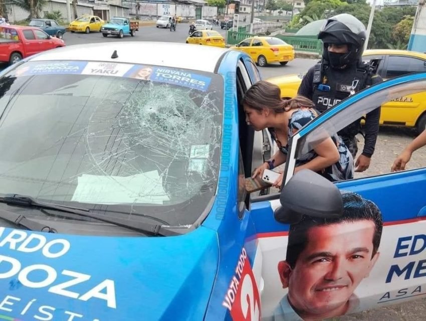 Imagem colorida do carro de Estefany Puente, candidata à Assembleia Nacional do Equador - Metrópoles