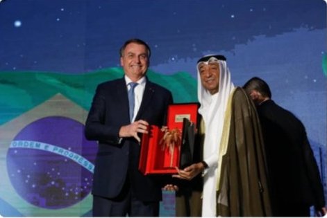 Imagem colorida de Jair Bolsonaro segurando presente saudita - Metrópoles