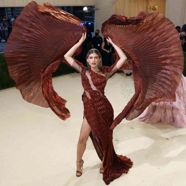 Na imagem com cor, a modelo Valentina Sampaio no Met Gala - Metrópoles