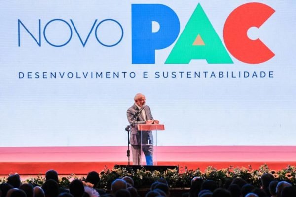 imagem colorida do presidente Lula no lançamento do novo PAC - Metrópoles