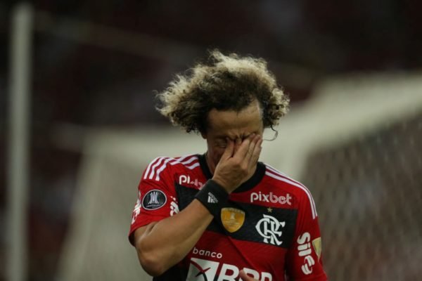 David Luiz, zagueiro do Flamengo, aparece lamentando lancebom do Olimpia em jogo pelas oitavas de final da Copa Libertadores