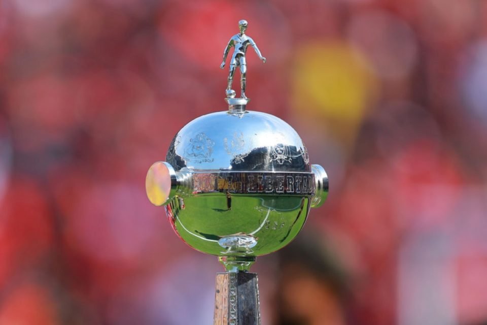 Foto de perto do topo do troféu da Copa Libertadores da América