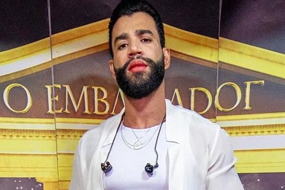 Gusttavo Lima posa todo de branco antes de show em São Paulo - Metrópoles