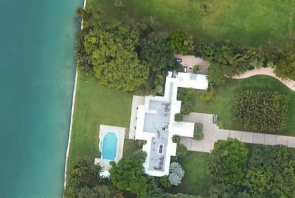Imagem aérea da mansão comprada por Jeff Bezos, fundador da Amazon. Residência enorme ao centro, na cor branca, e uma piscina ao lado. Propriedade com muita vegetação e às margens de um rio - Metrópoles