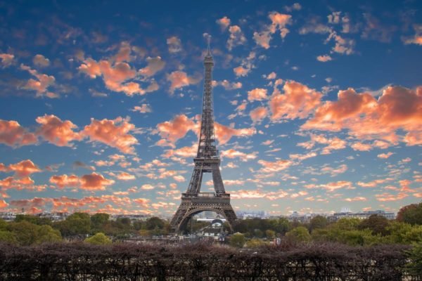 imagem colorida mostra torre eiffel em paris, capital da frança - Metrópoles