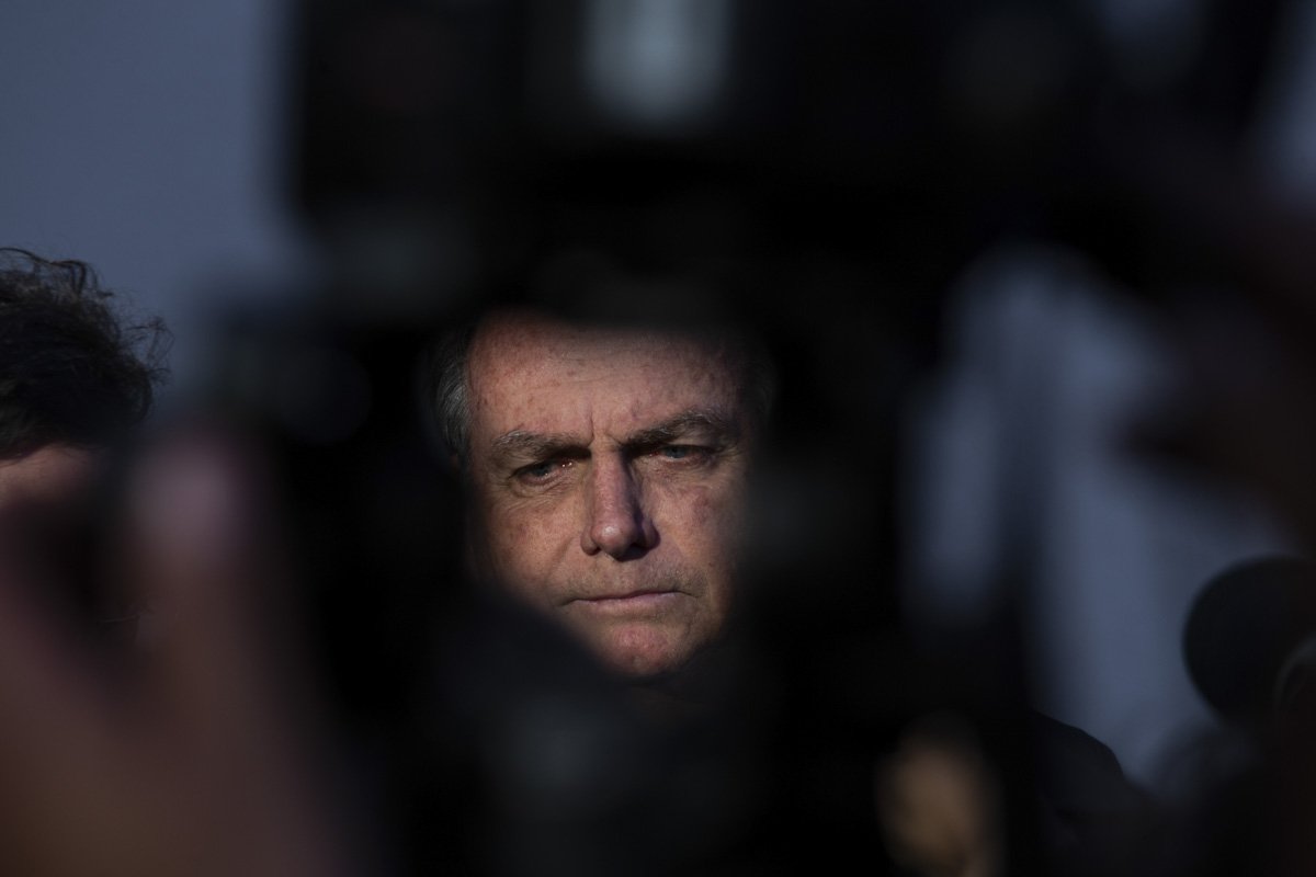 Imagem colorida do Ex-presidente Jair Bolsonaro (PL) fala com jornalistas após depoimento à Polícia Federal - metrópoles