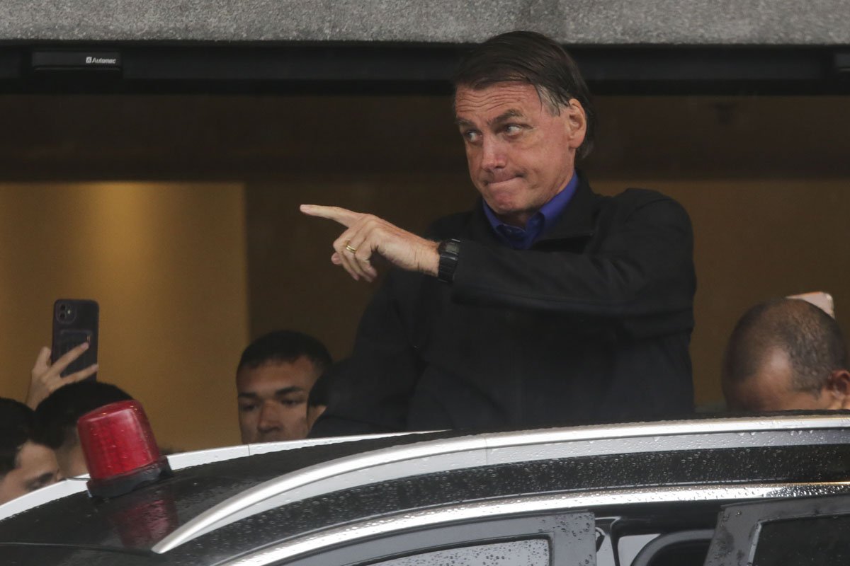 Jair Bolsonaro aponta para o lado em visita a SP . Santos -Metrópoles