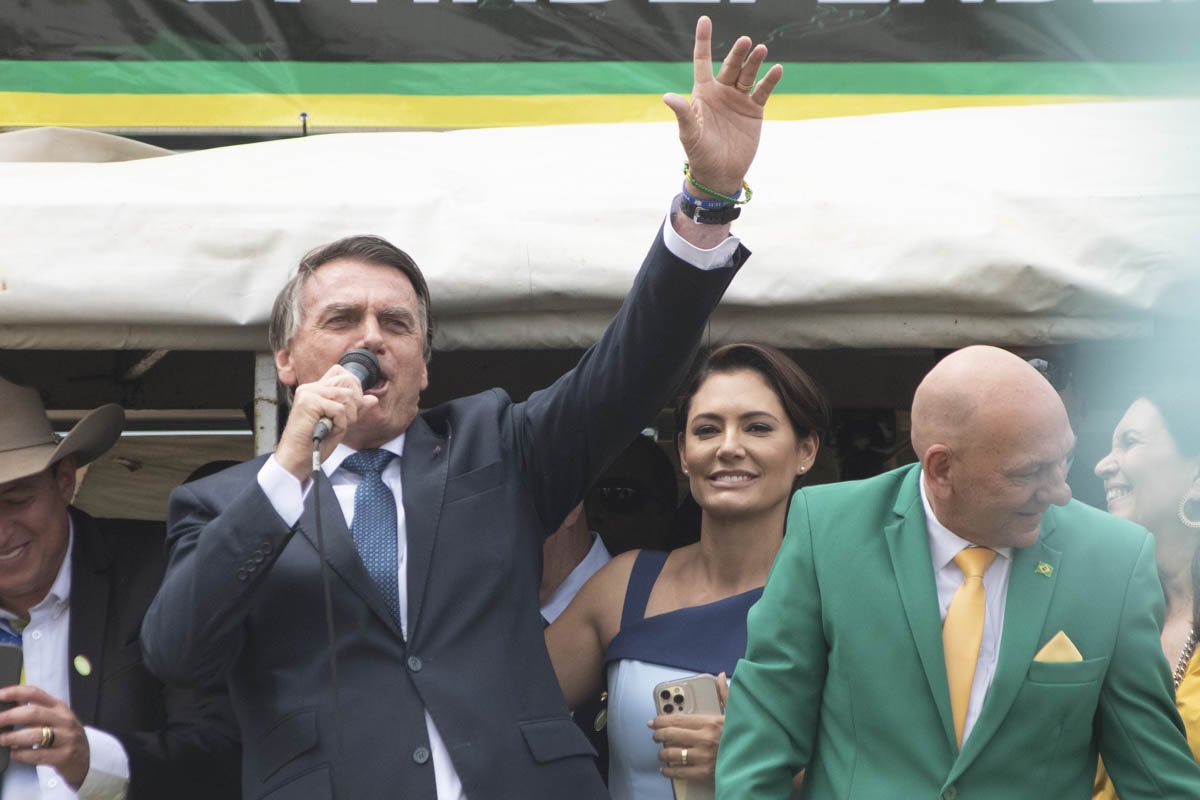 Bolsonaro e Michelle discursam para apoiadores e público presente em cima de um carro de som após o desfile do 7 de setembro